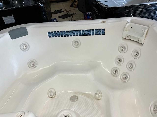 Dimension one spas jacuzzi - afbeelding 12 van  14