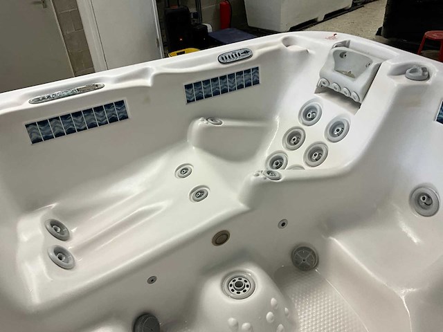 Dimension one spas jacuzzi - afbeelding 12 van  16