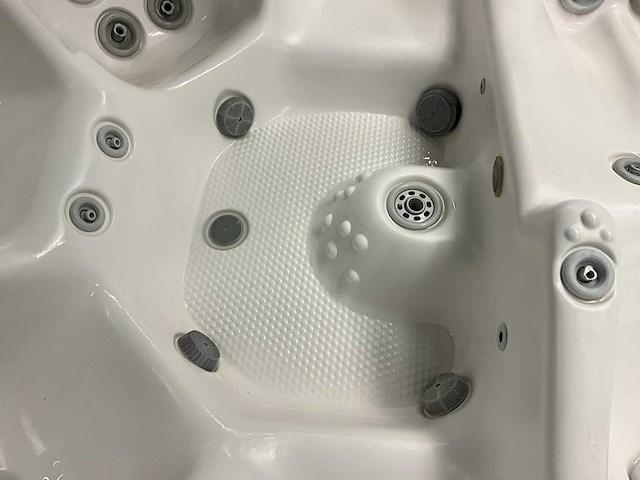Dimension one spas jacuzzi - afbeelding 16 van  16