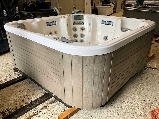 Dimension one spas jacuzzi - afbeelding 7 van  12