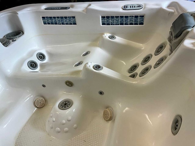 Dimension one spas jacuzzi - afbeelding 8 van  12