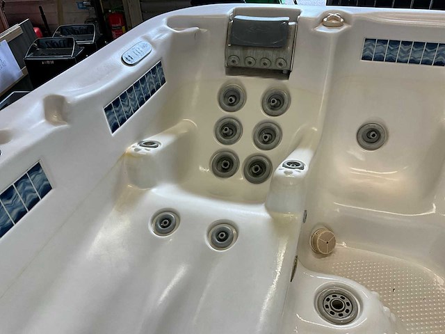 Dimension one spas jacuzzi - afbeelding 9 van  12