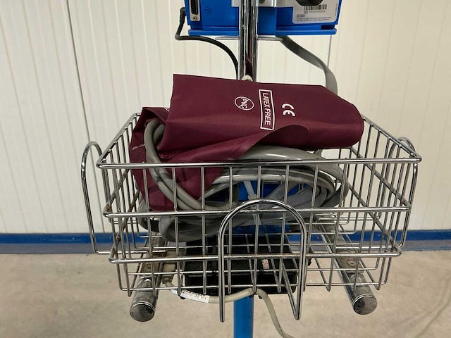 Dinamap - v100 - bloeddrukmonitor - afbeelding 2 van  2