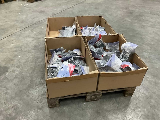 Dingemans ankerhangers met veert, kruisverbinders, haken en diversen (700x) - afbeelding 9 van  15