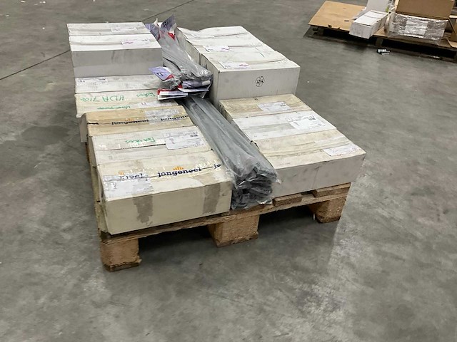 Dingemans verbindingsstukken, afhangdraden, directhangers en ankerhangers (1700x) - afbeelding 16 van  22