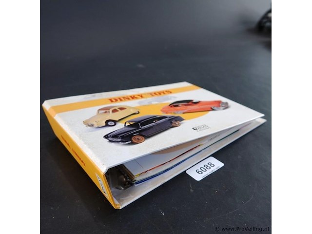 Dinky toys ringmap met gedetailleerde modelauto-documentatie. atlas collections - afbeelding 1 van  7