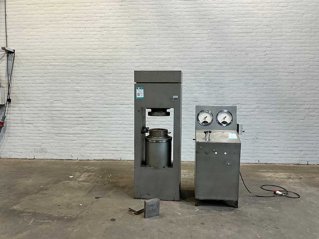 Dintel metaal - 300t - hydraulic press - 1968 - afbeelding 1 van  5