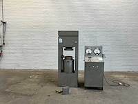 Dintel metaal - 300t - hydraulic press - 1968 - afbeelding 1 van  5