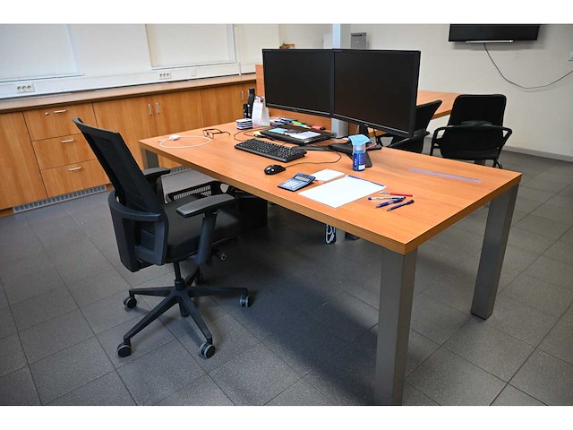 Directie bureau met bureaustoel - afbeelding 2 van  5