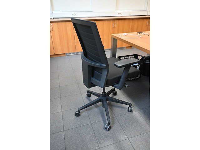 Directie bureau met bureaustoel - afbeelding 5 van  5