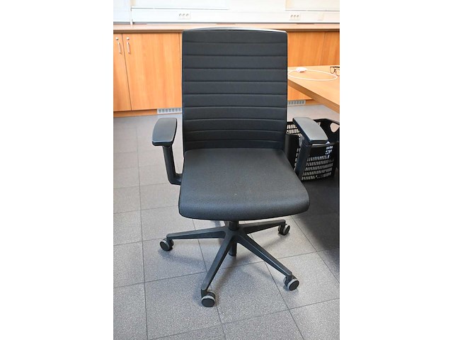 Directie bureau met bureaustoel - afbeelding 4 van  5