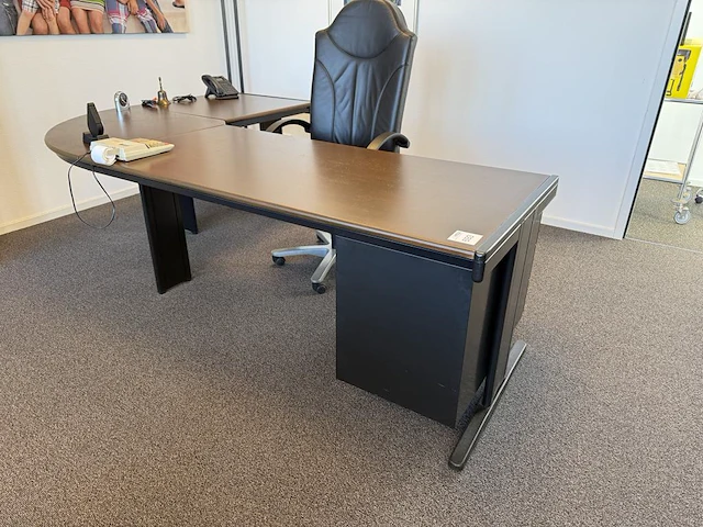 Directiebureau met vaste ladekast en verrijdbare bureaustoel. afmeting 250 x 170 cm. hoogte 73 cm - afbeelding 1 van  3