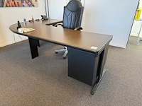 Directiebureau met vaste ladekast en verrijdbare bureaustoel. afmeting 250 x 170 cm. hoogte 73 cm