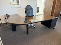 Directiebureau met vaste ladekast en verrijdbare bureaustoel. afmeting 250 x 170 cm. hoogte 73 cm - afbeelding 2 van  3