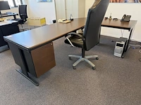Directiebureau met vaste ladekast en verrijdbare bureaustoel. afmeting 250 x 170 cm. hoogte 73 cm - afbeelding 3 van  3