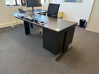 Directiebureau met vaste ladekast en verrijdbare bureaustoel. afmeting 250 x 170 cm. hoogte 73 cm