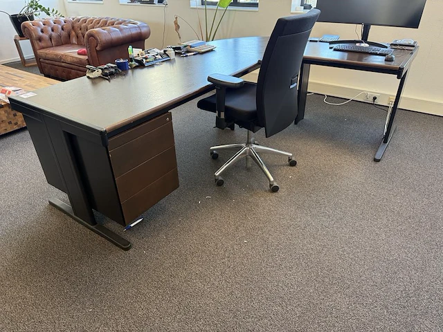 Directiebureau met vaste ladekast en verrijdbare bureaustoel. afmeting 250 x 170 cm. hoogte 73 cm - afbeelding 2 van  3