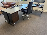 Directiebureau met vaste ladekast en verrijdbare bureaustoel. afmeting 250 x 170 cm. hoogte 73 cm - afbeelding 2 van  3