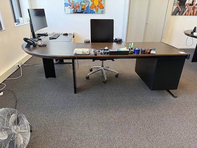 Directiebureau met vaste ladekast en verrijdbare bureaustoel. afmeting 250 x 170 cm. hoogte 73 cm - afbeelding 3 van  3