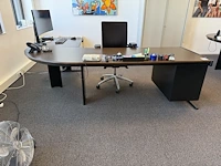 Directiebureau met vaste ladekast en verrijdbare bureaustoel. afmeting 250 x 170 cm. hoogte 73 cm - afbeelding 3 van  3