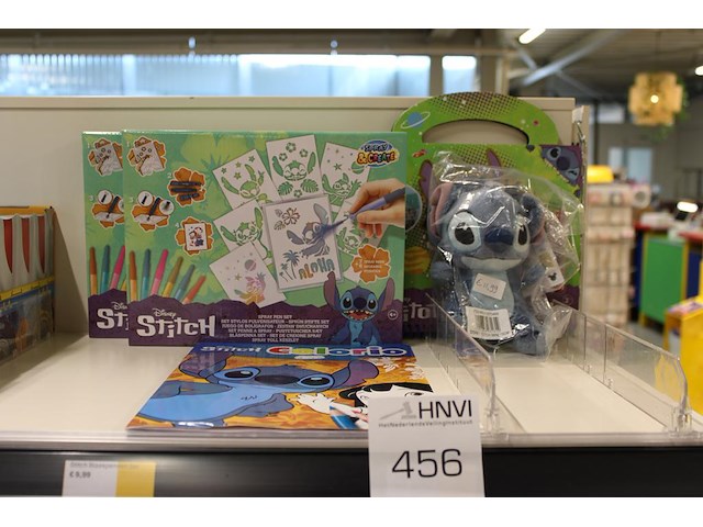 Disney stitch w.o. kleurboek en spraypennensets op schap. - afbeelding 1 van  2