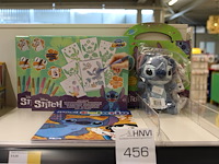 Disney stitch w.o. kleurboek en spraypennensets op schap. - afbeelding 1 van  2