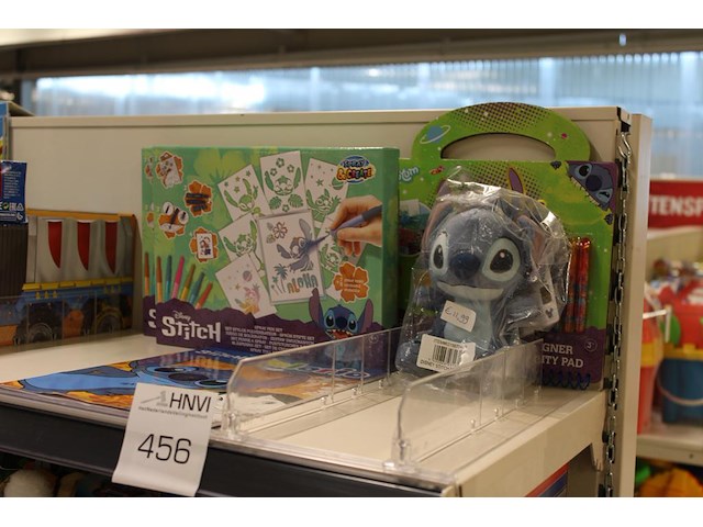 Disney stitch w.o. kleurboek en spraypennensets op schap. - afbeelding 2 van  2