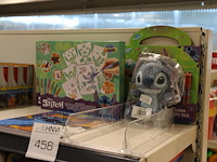 Disney stitch w.o. kleurboek en spraypennensets op schap. - afbeelding 2 van  2