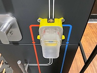 Display met diverse toiletaccessoires en kranen (2x) - afbeelding 2 van  24