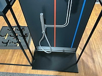 Display met diverse toiletaccessoires en kranen (2x) - afbeelding 3 van  24