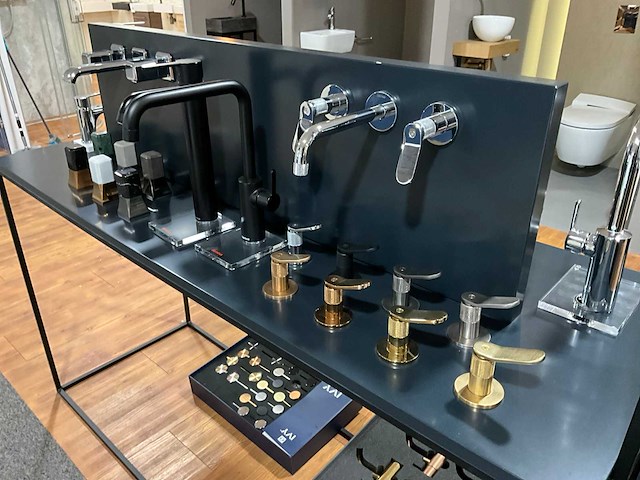 Display met diverse toiletaccessoires en kranen (2x) - afbeelding 4 van  24