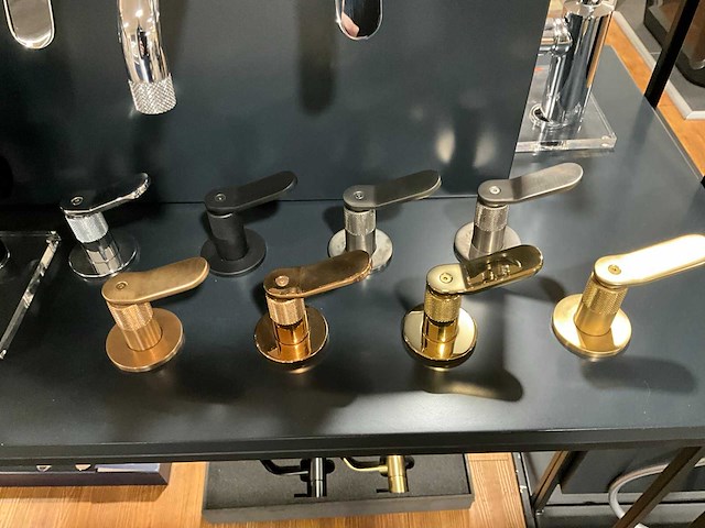 Display met diverse toiletaccessoires en kranen (2x) - afbeelding 5 van  24