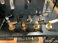 Display met diverse toiletaccessoires en kranen (2x) - afbeelding 5 van  24