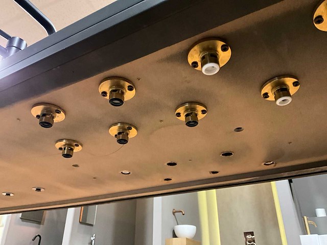 Display met diverse toiletaccessoires en kranen (2x) - afbeelding 6 van  24