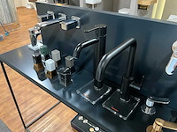 Display met diverse toiletaccessoires en kranen (2x) - afbeelding 7 van  24