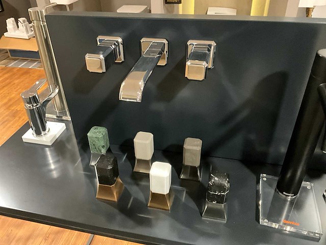 Display met diverse toiletaccessoires en kranen (2x) - afbeelding 9 van  24