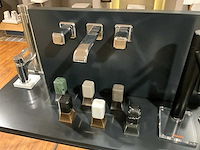 Display met diverse toiletaccessoires en kranen (2x) - afbeelding 9 van  24