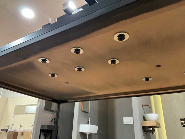 Display met diverse toiletaccessoires en kranen (2x) - afbeelding 10 van  24