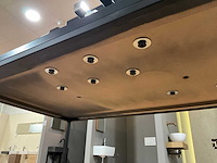 Display met diverse toiletaccessoires en kranen (2x) - afbeelding 10 van  24