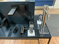Display met diverse toiletaccessoires en kranen (2x) - afbeelding 11 van  24