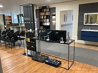 Display met diverse toiletaccessoires en kranen (2x) - afbeelding 1 van  24