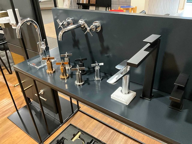 Display met diverse toiletaccessoires en kranen (2x) - afbeelding 13 van  24