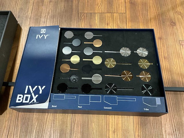 Display met diverse toiletaccessoires en kranen (2x) - afbeelding 15 van  24