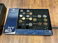 Display met diverse toiletaccessoires en kranen (2x) - afbeelding 15 van  24