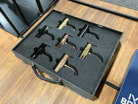 Display met diverse toiletaccessoires en kranen (2x) - afbeelding 16 van  24