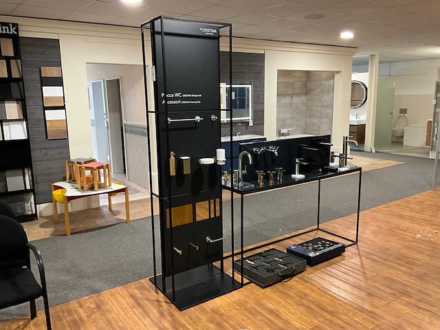 Display met diverse toiletaccessoires en kranen (2x) - afbeelding 12 van  24