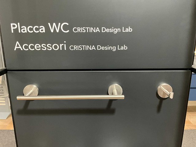 Display met diverse toiletaccessoires en kranen (2x) - afbeelding 18 van  24