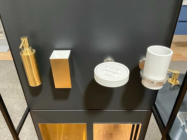 Display met diverse toiletaccessoires en kranen (2x) - afbeelding 19 van  24