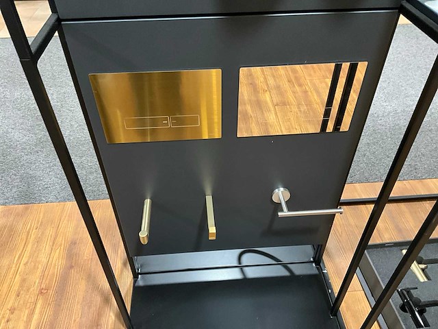 Display met diverse toiletaccessoires en kranen (2x) - afbeelding 20 van  24