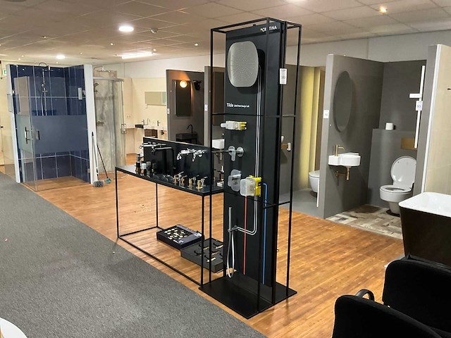 Display met diverse toiletaccessoires en kranen (2x) - afbeelding 21 van  24